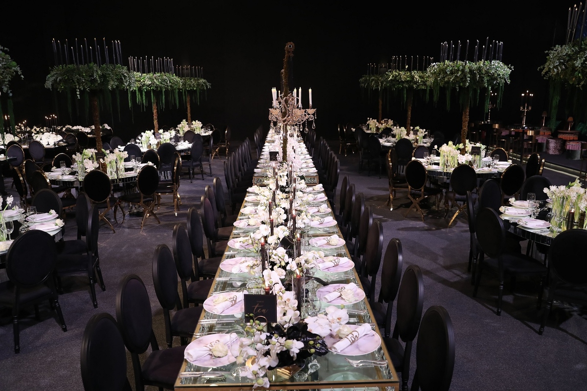 BLACK WEDDING DÉCOR FOR A MOODY AND MODERN AESTHETIC