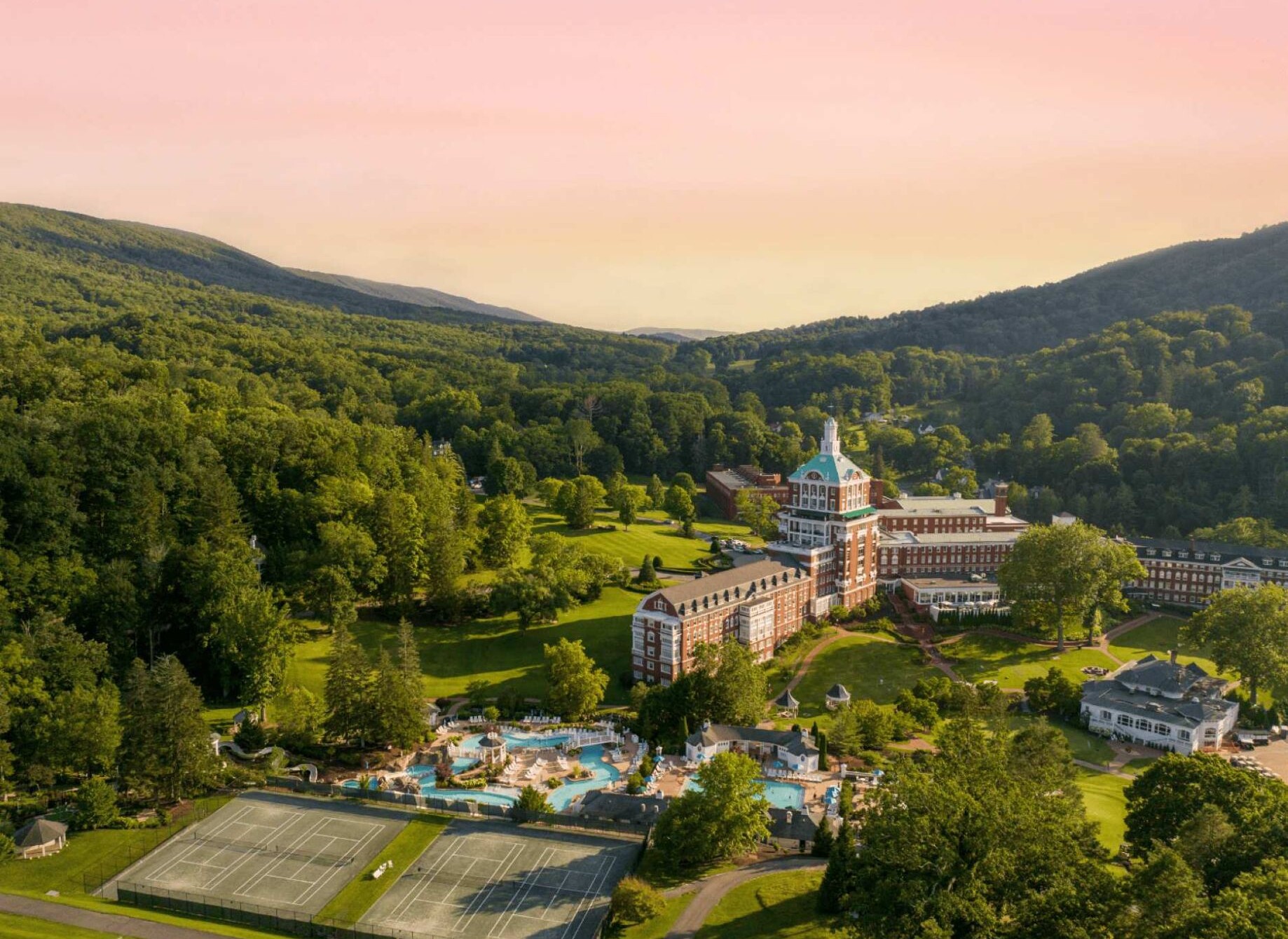 omni-homestead-resort-exteriors-202506090033