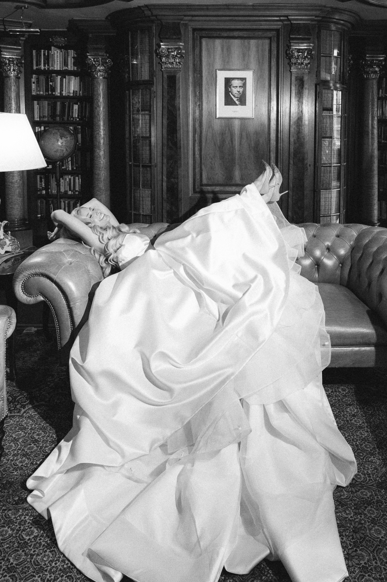 black and white bridal portrait at Schloss Leopoldskron 