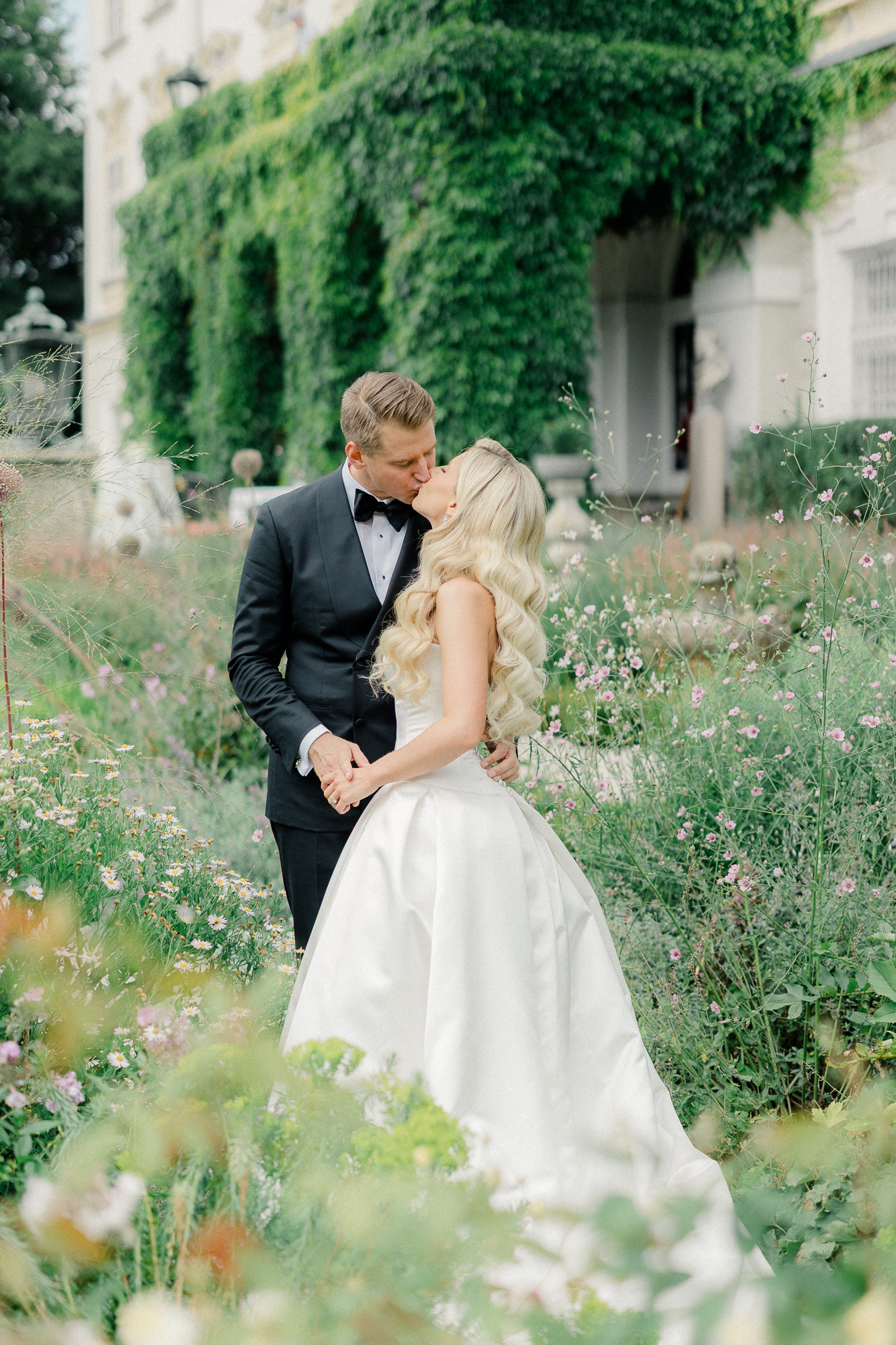 bride and groom in garden at Schloss Leopoldskron 