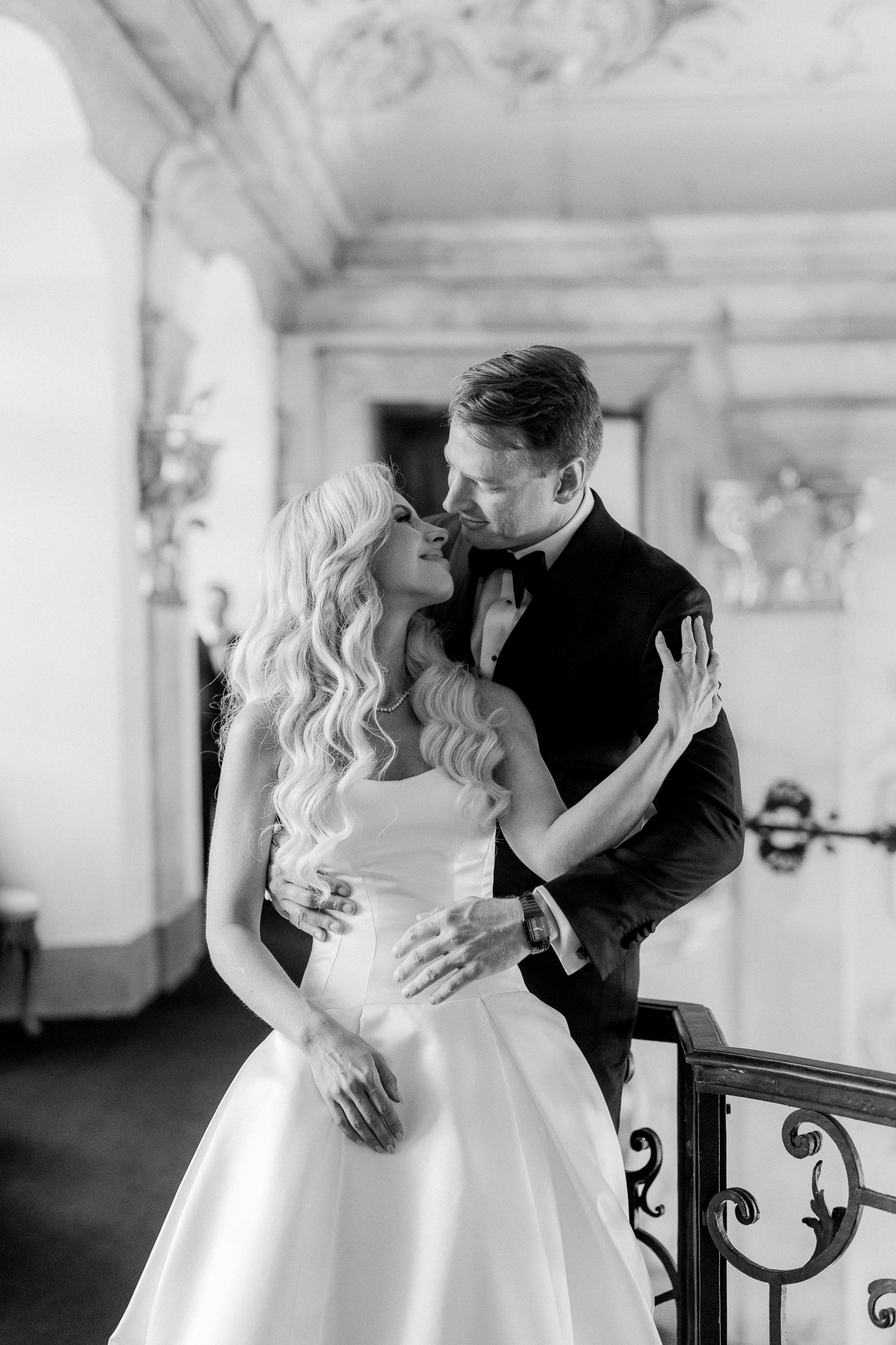 black and white portrait of bride and groom at Schloss Leopoldskron 