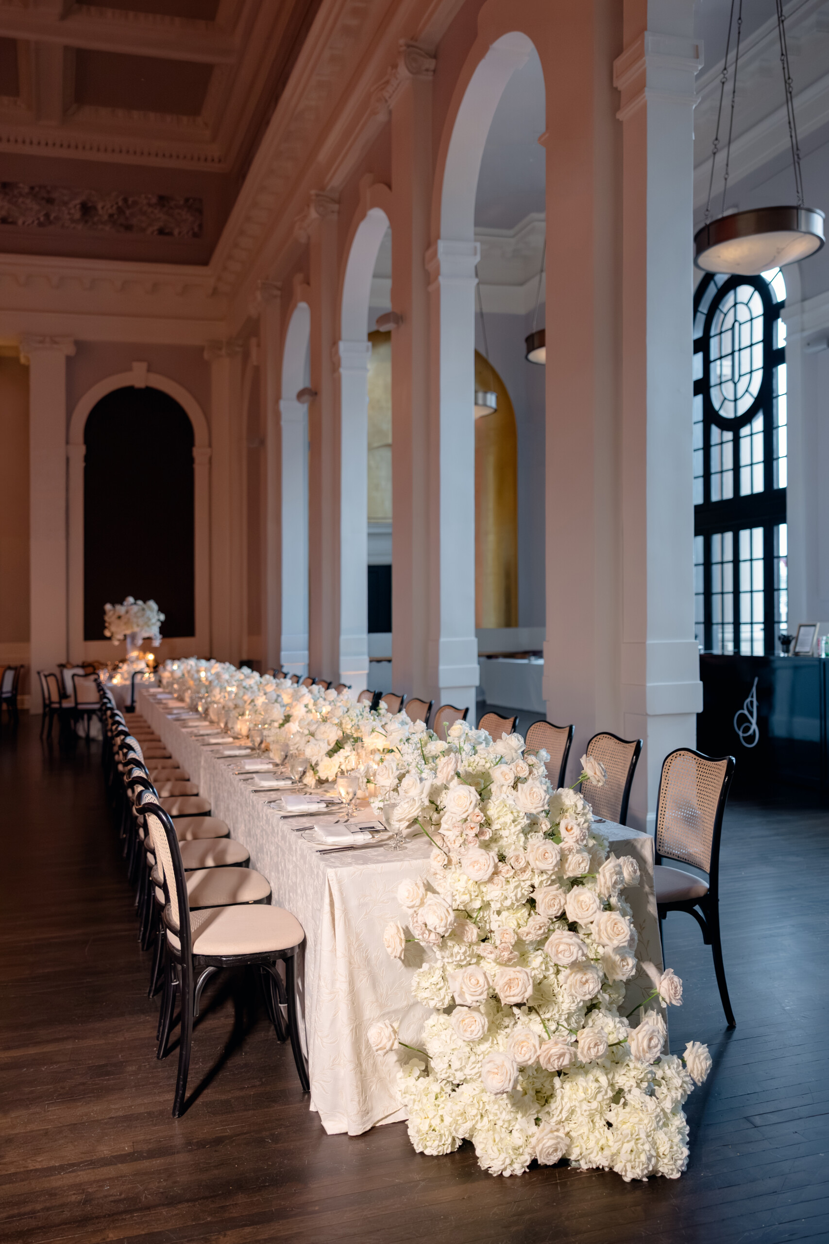 0G4A4918 wedding tabletop with all-white flowers