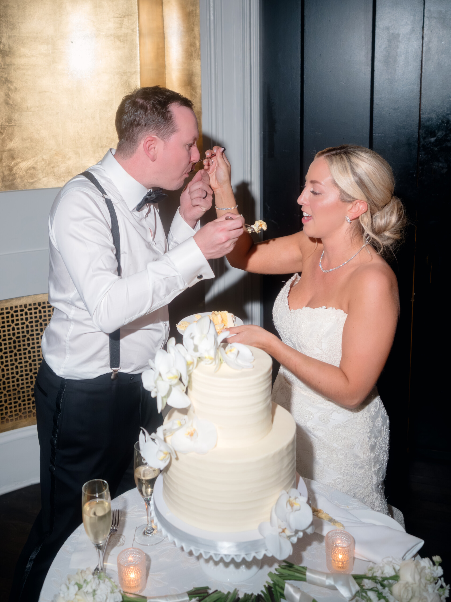 TW_03712 bride and groom cake cutting at Pendry Baltimore